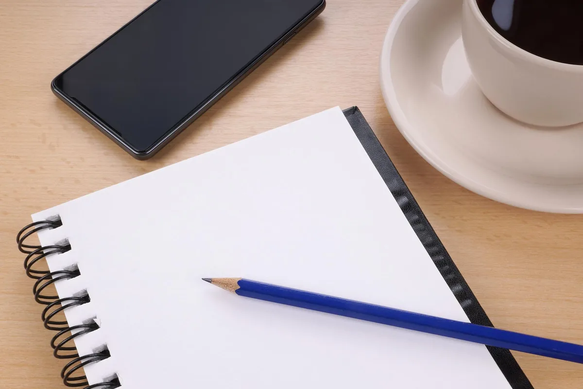 Notizbuch und Stift – einen guten Ansagetext schreiben