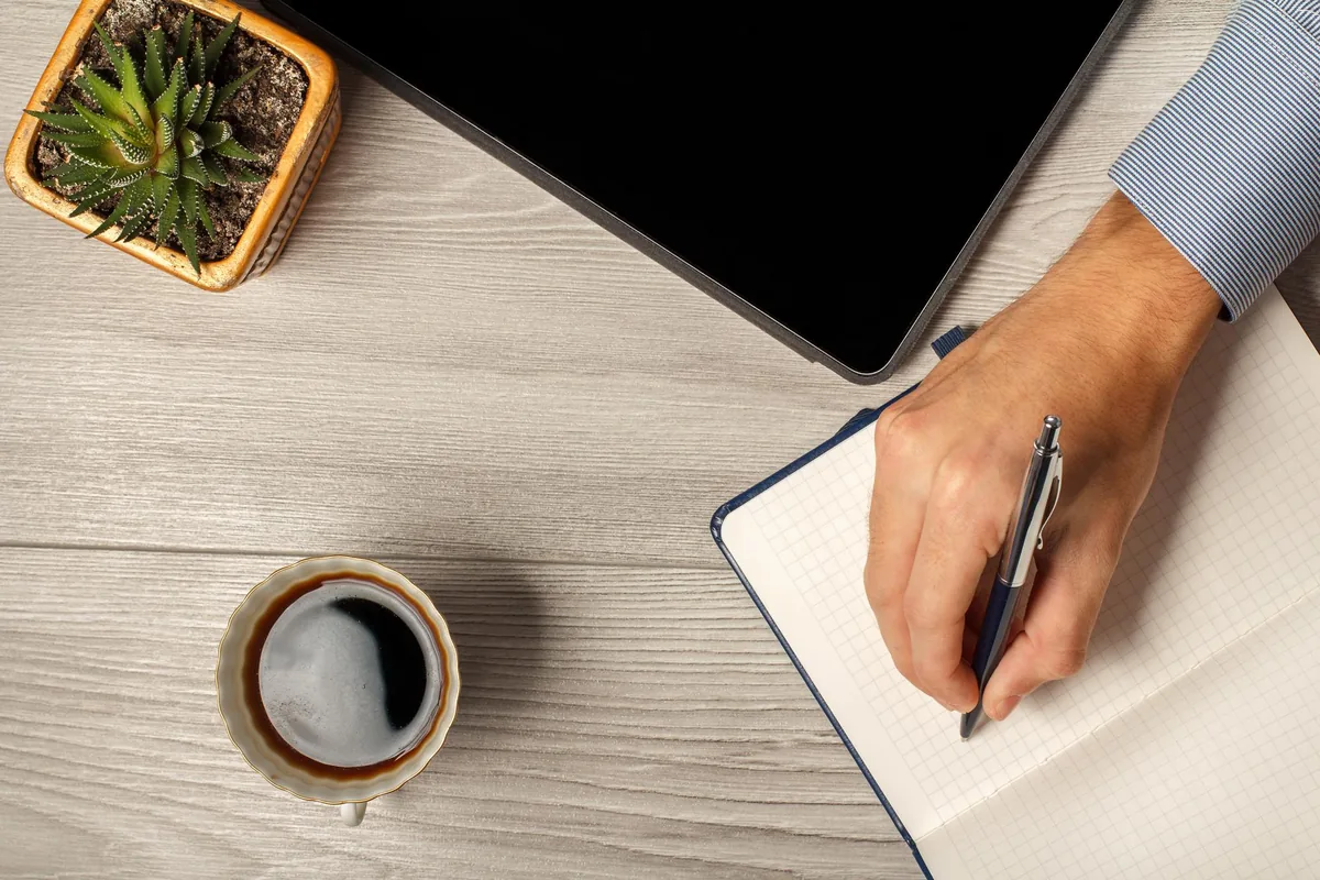 Notizen und Stift auf dem Schreibtisch – Ansagetexte für Telefonansagen