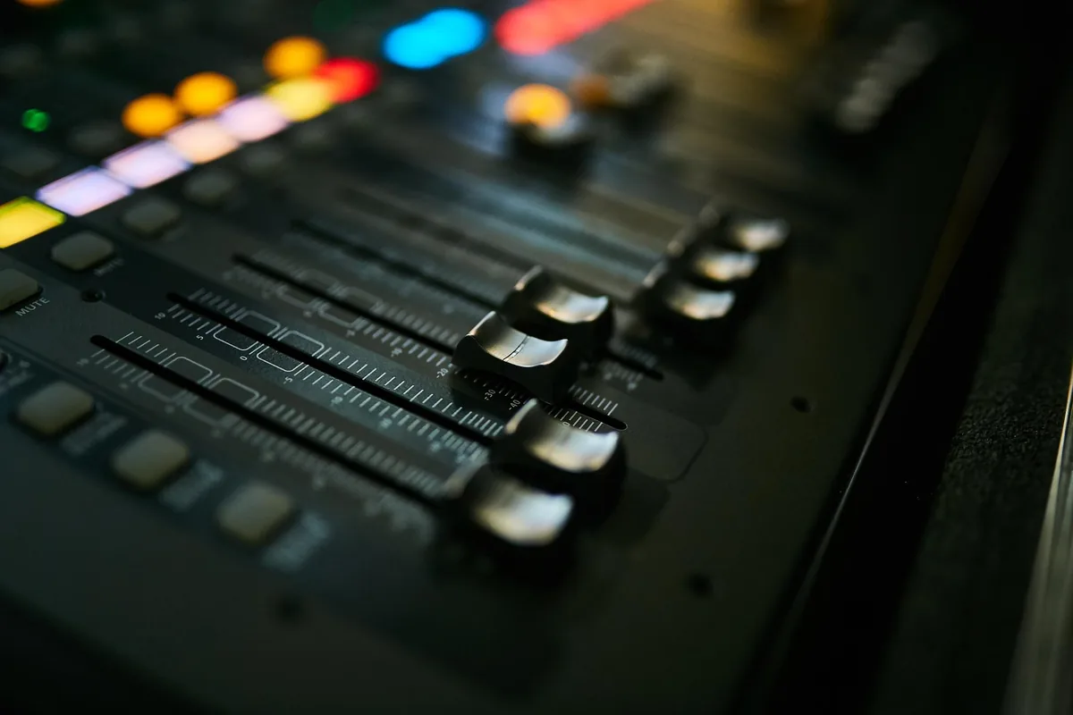 Mischpult im Tonstudio – eigenes Jingle in die Telefonansage einbinden