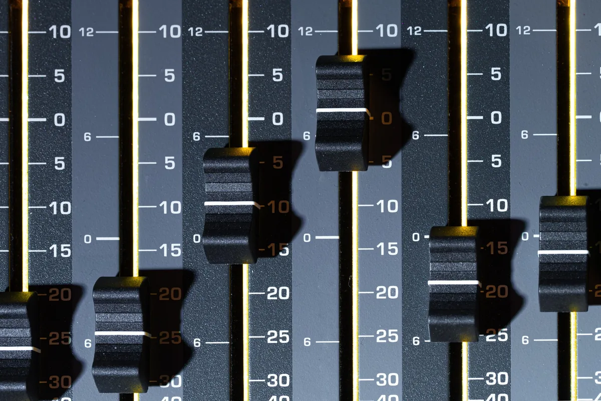 Mischpult im Tonstudio – GEMA-freie Musik für die Warteschleife