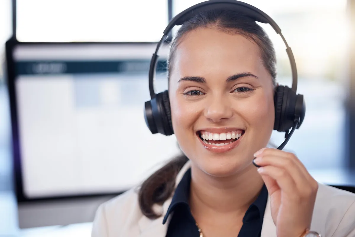 Mitarbeiterin mit Headset – persönliche Beratung zu Telefonansagen