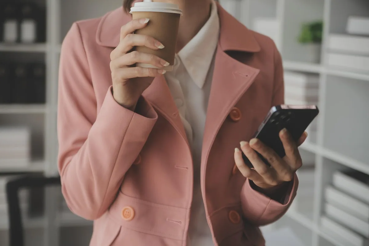 Smartphone in der Hand – geschäftliche Mailboxansage erstellen