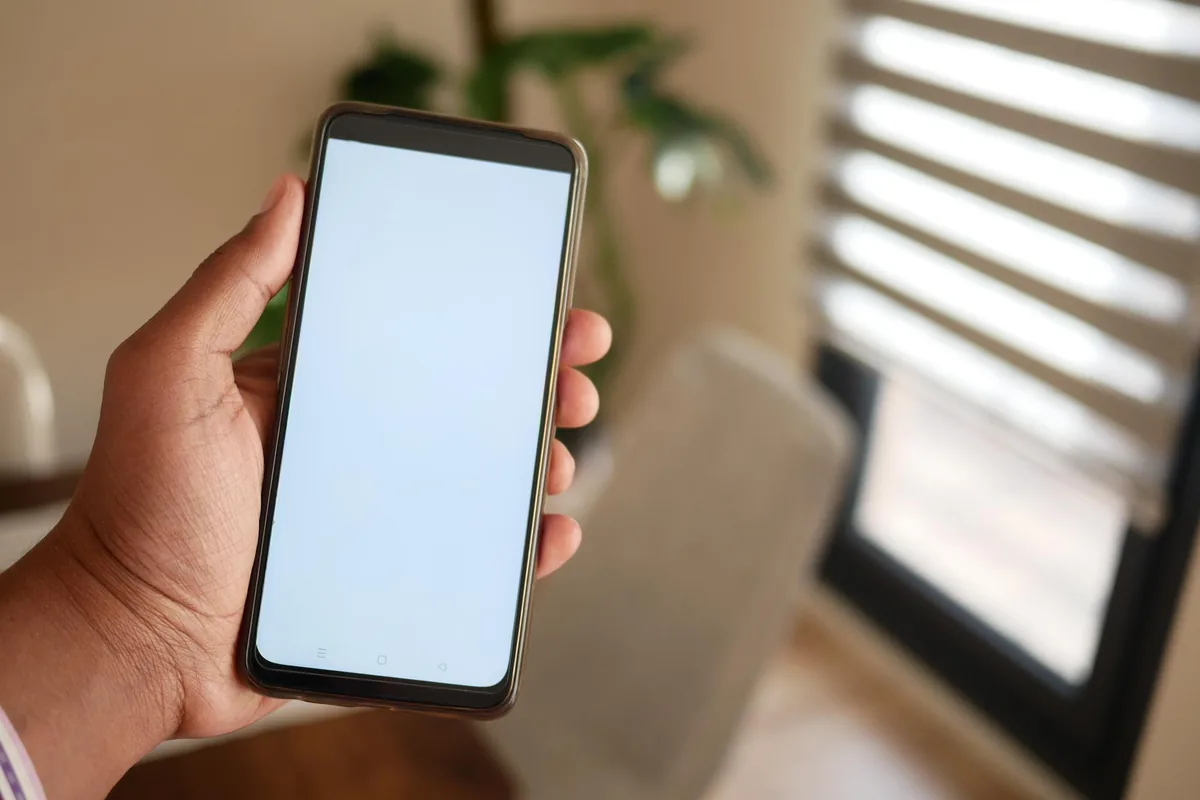 Smartphone in der Hand – eigene Mailboxansage für iPhone und Android