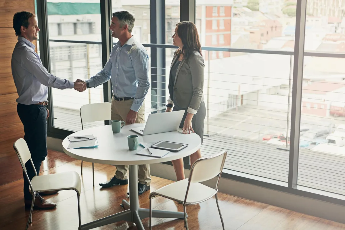 Geschäftspartner im Gespräch – Reseller-Programm für Telefonansagen