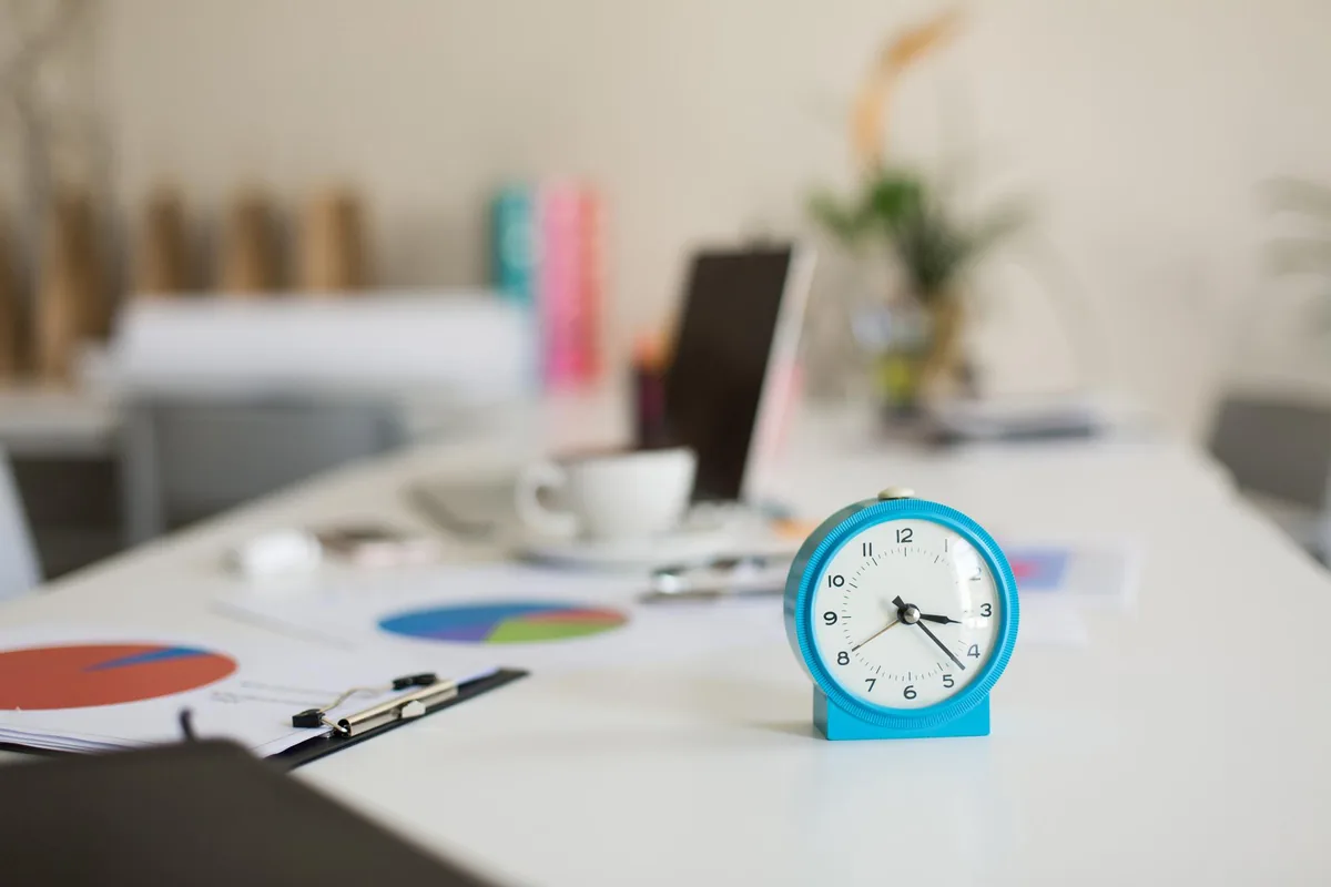 Uhr auf dem Schreibtisch – die richtige Länge einer Telefonansage