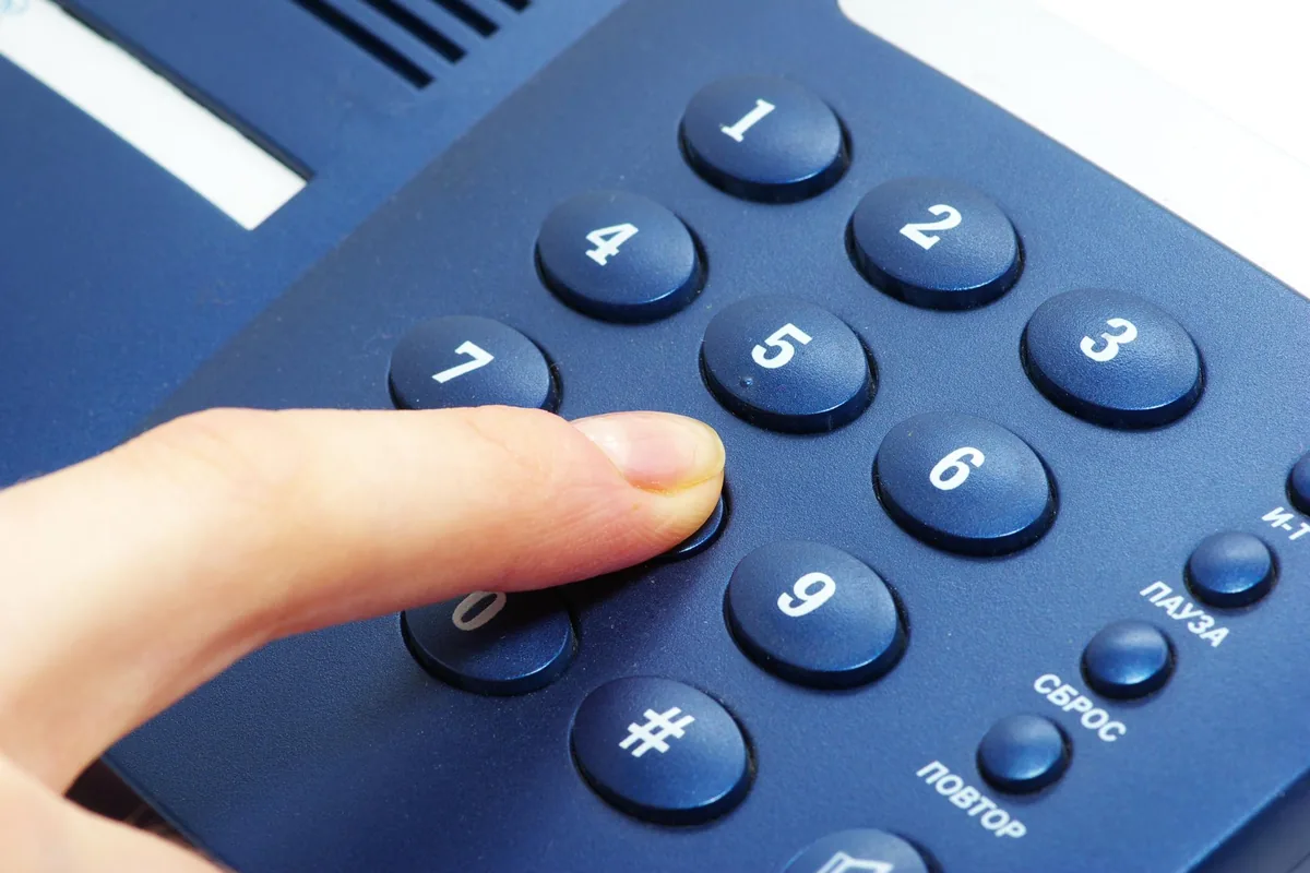 Telefontastatur in Nahaufnahme – Sprachmenü und IVR-Ansagen