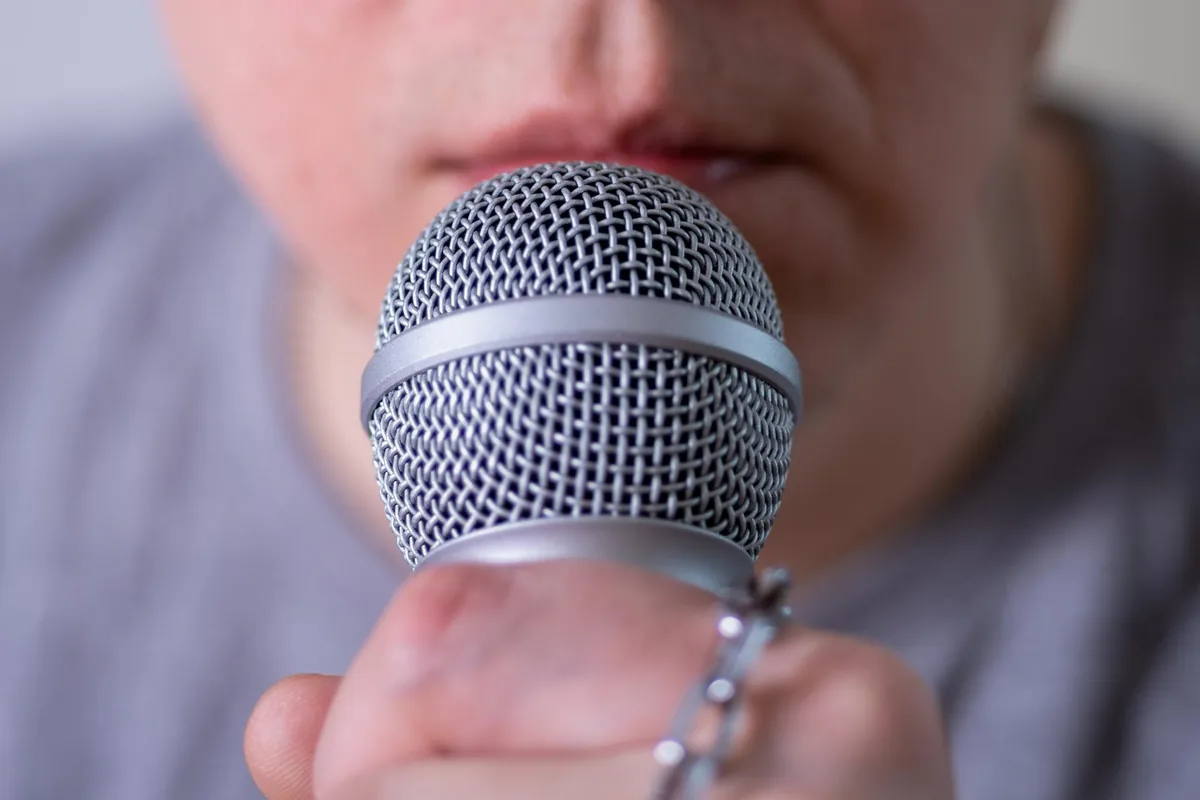 Mikrofon in Nahaufnahme – Sprechtempo und Verständlichkeit am Telefon