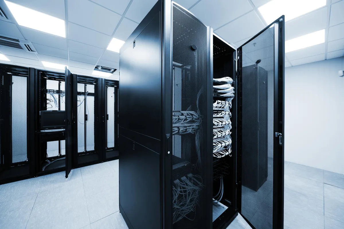 Netzwerktechnik im Serverschrank – Telefonansagen für 3CX