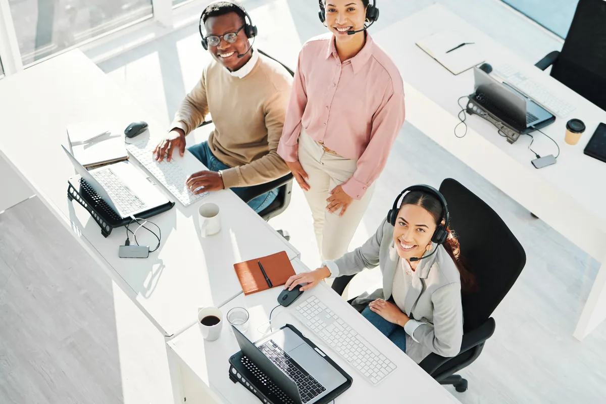 Callcenter-Team mit Headsets – Telefonansage für Hotline und Service