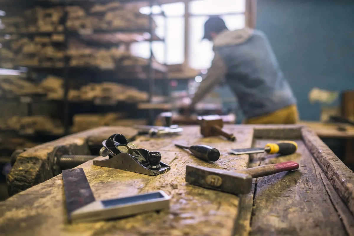Handwerker bei der Arbeit – Telefonansage für Handwerk und Notdienst