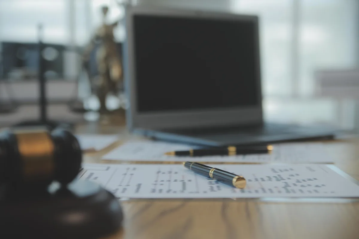 Anwaltsbüro mit Fachbüchern – Telefonansage für die Kanzlei