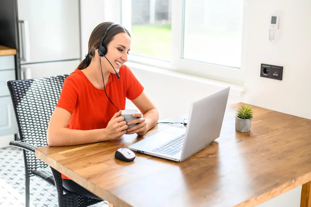 Videokonferenz am Laptop mit Headset – Ansagen für Microsoft Teams