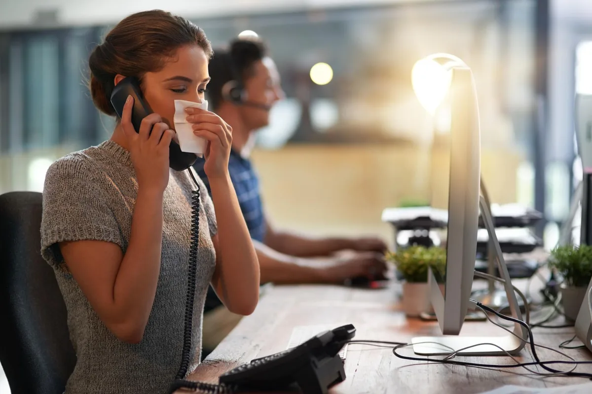 Arbeitsplatz mit Telefon – Telefonansage für die NFON-Cloud-Anlage