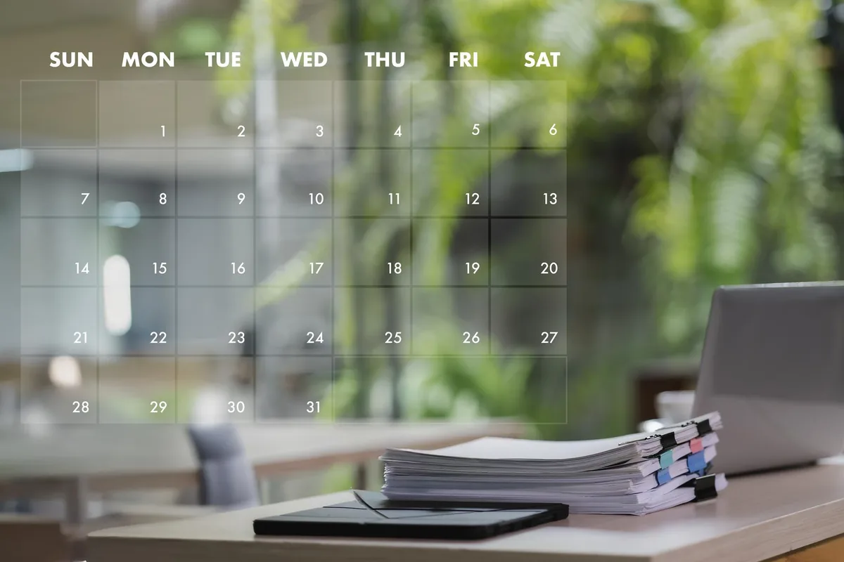 Kalender auf dem Schreibtisch – Telefonansagen saisonal aktualisieren