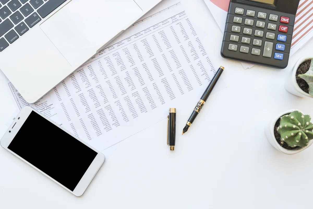 Unterlagen und Taschenrechner – Telefonansage für die Steuerberatung