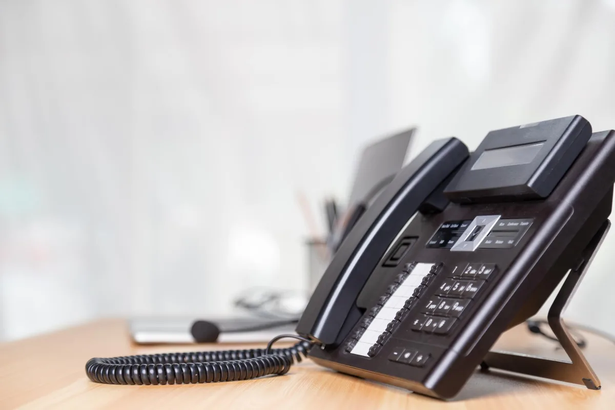 VoIP-Telefon im Büro – Telefonansagen für jede Telefonanlage