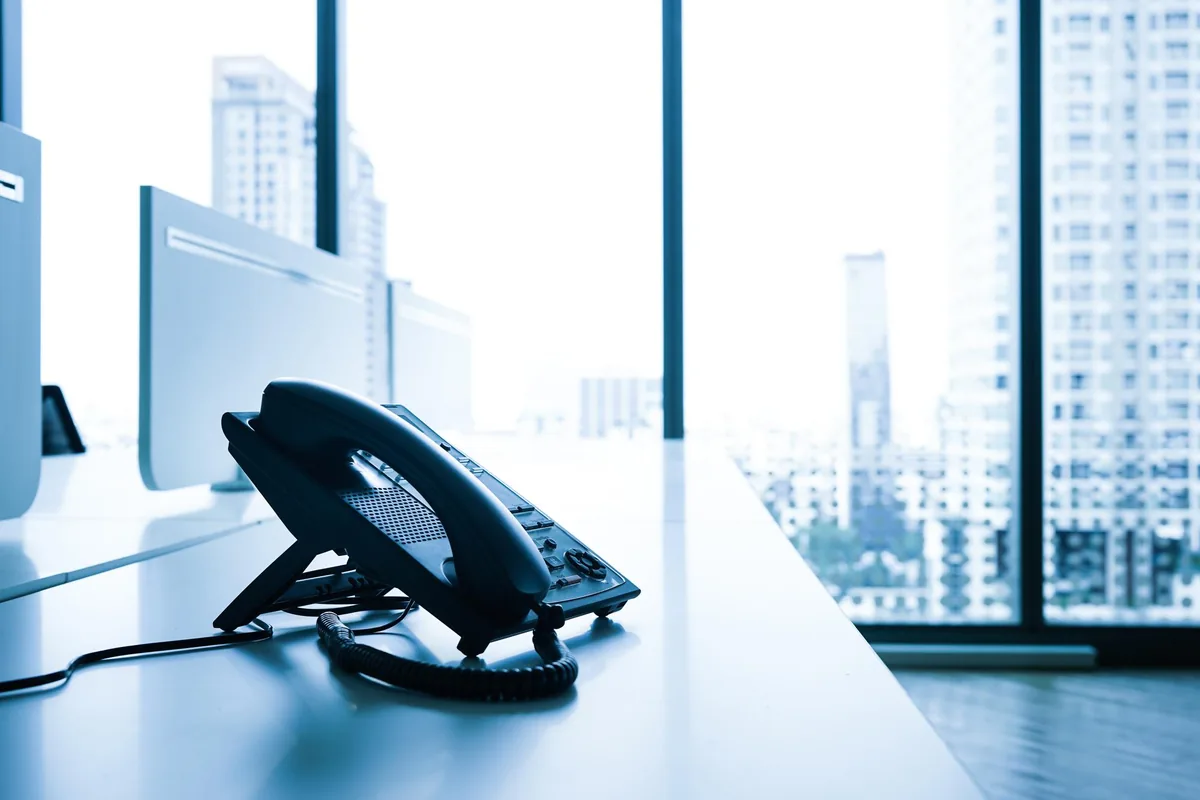 IP-Telefon auf dem Schreibtisch – Telefonansage für Yeastar