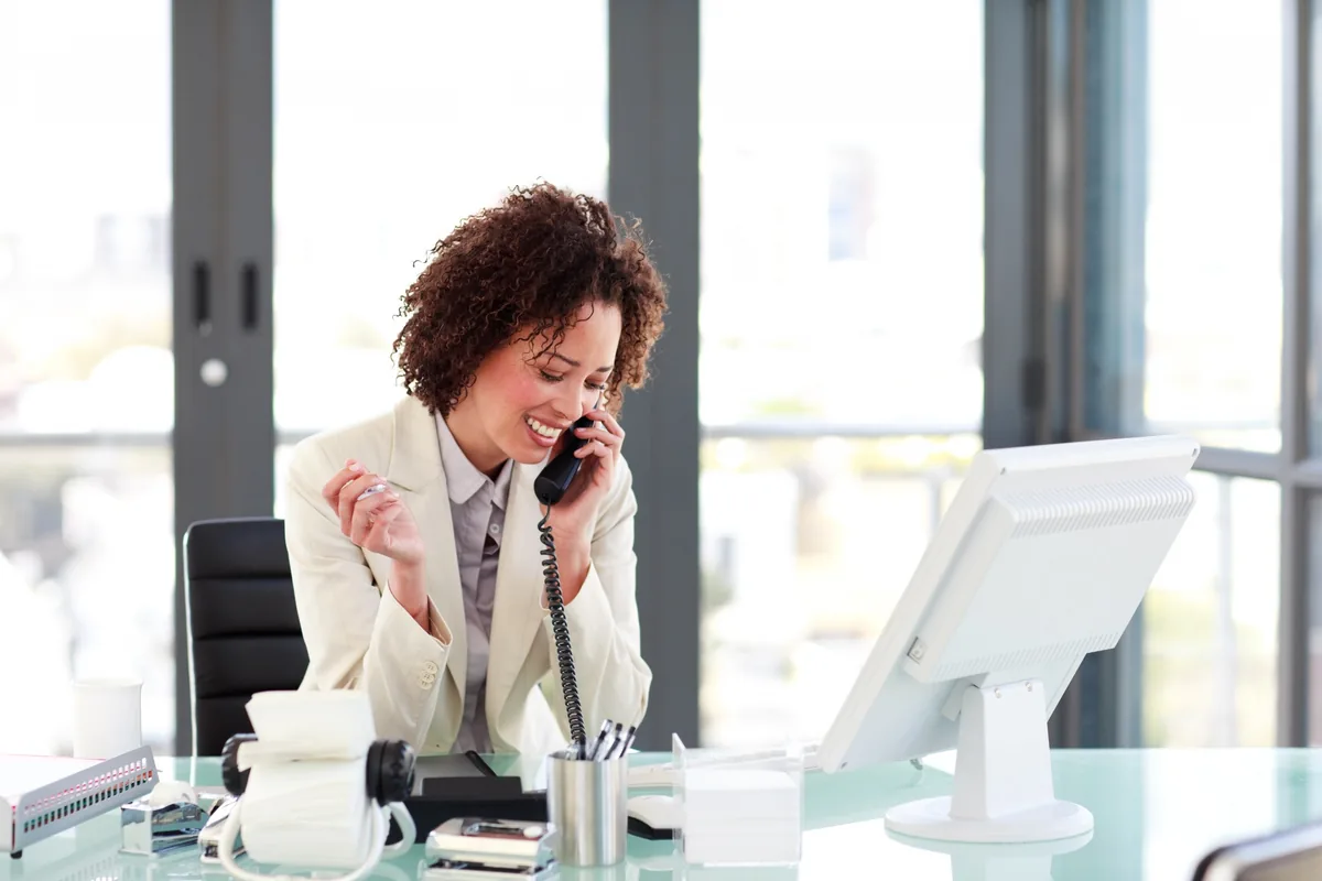 Bürotelefon auf dem Schreibtisch – alle Arten von Telefonansagen