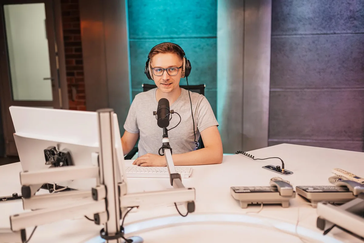 Sprecher am Mikrofon im Studio – das Team hinter tonstudio.ai