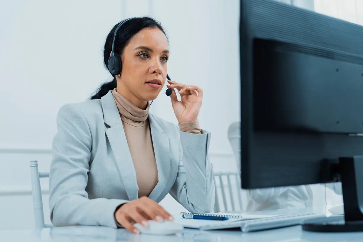 Mitarbeiterin mit Headset im Callcenter – Warteschleife mit Musik erstellen